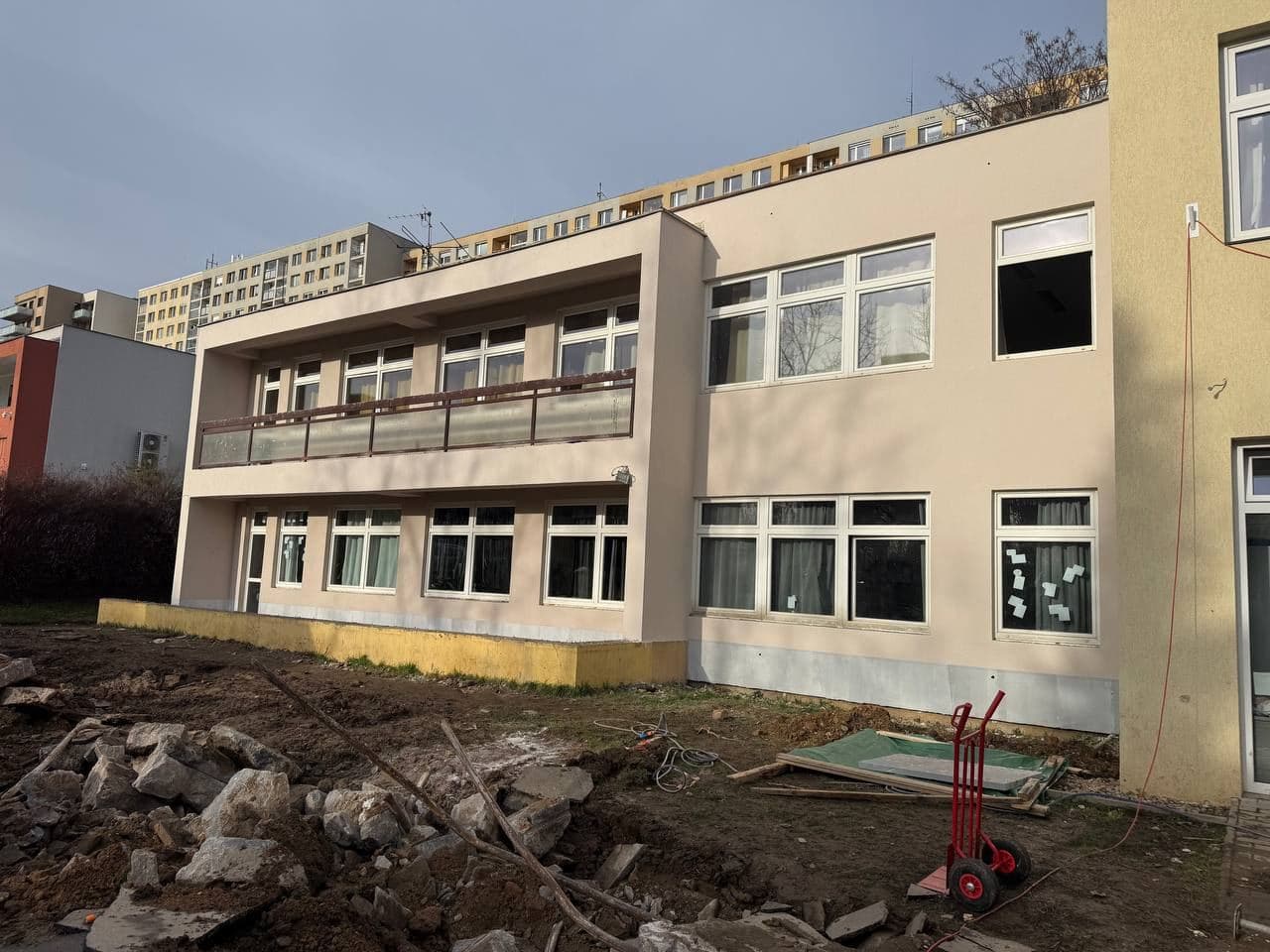 Hotová fasáda po sejmutí lešení, světlá omítka a nové soklové zakončení