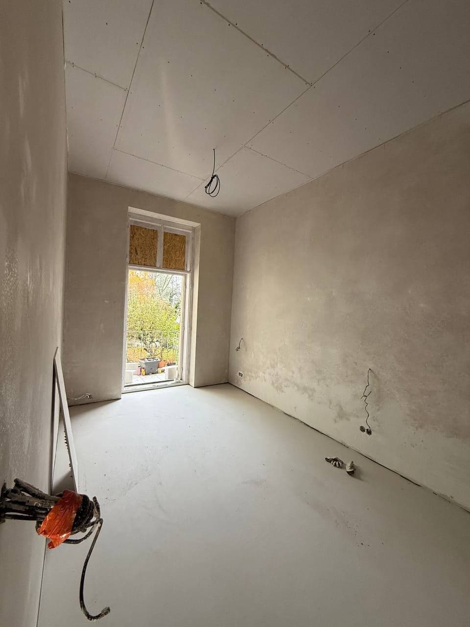 Dokončený pokoj s novými omítkami, připravený pod malbu
