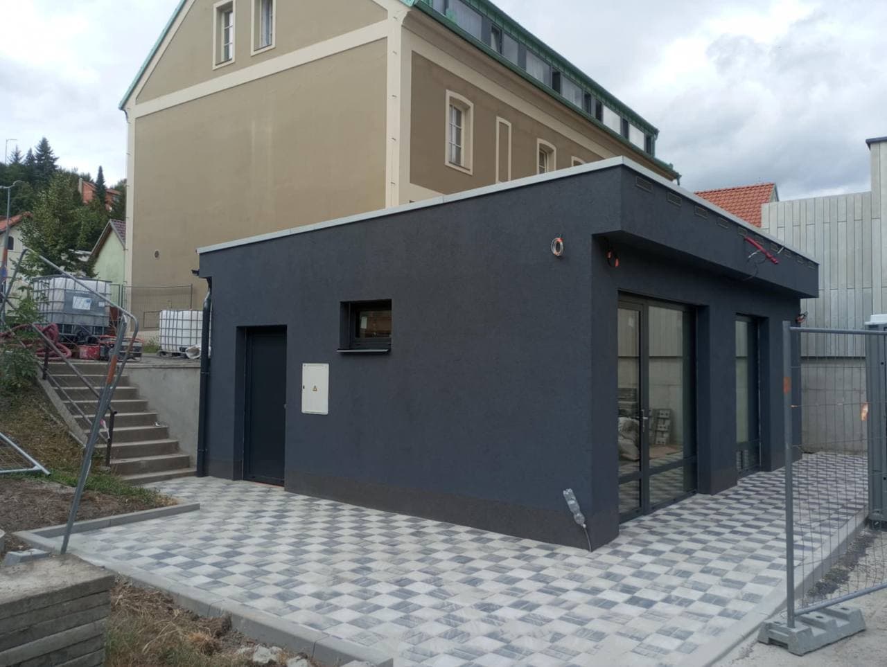 Boční pohled na nový obchodní prostor po dokončení.