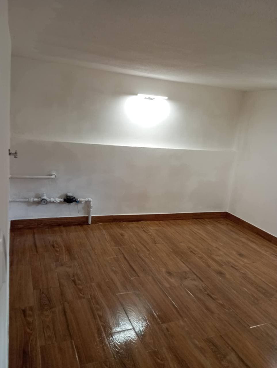 Zrekonstruovaná sklepní místnost s novou podlahou.