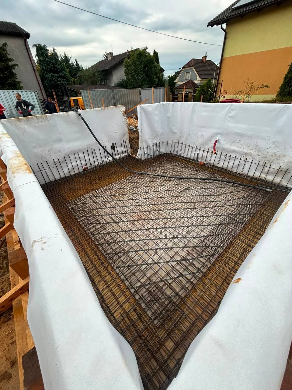 Připravená výztuž železobetonové základové desky.