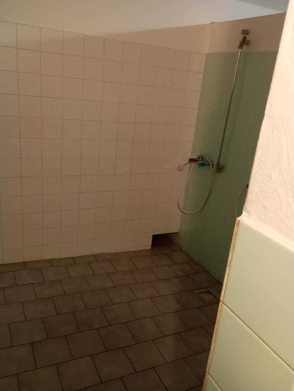 Nové obklady a sprchové vybavení ve školním zázemí.