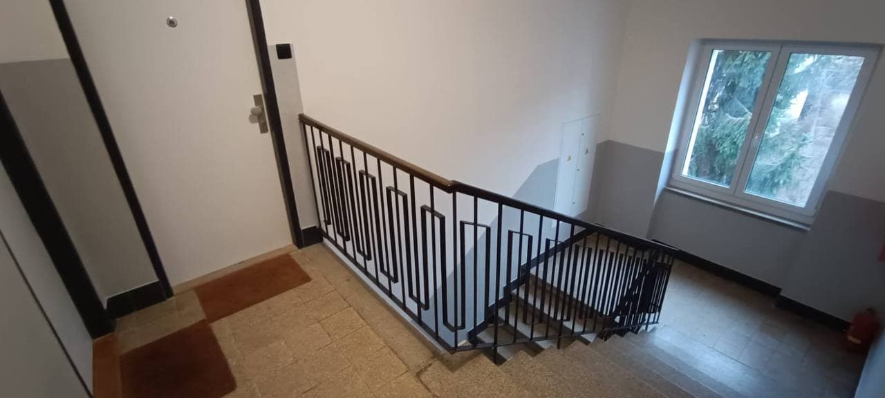 Zrekonstruované schodiště s původním zábradlím.