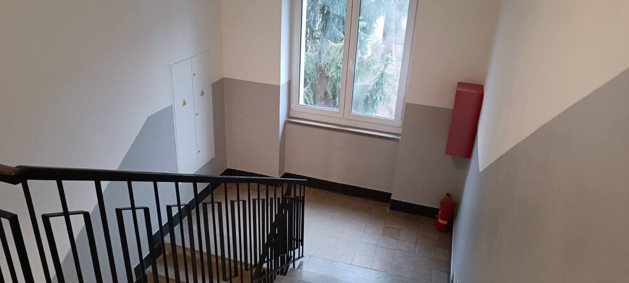 Dokončená schodišťová podesta s novou výmalbou.