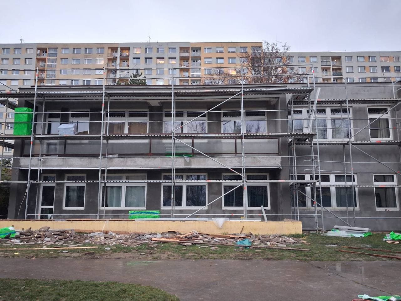 Lešení podél školní fasády během rekonstrukce.