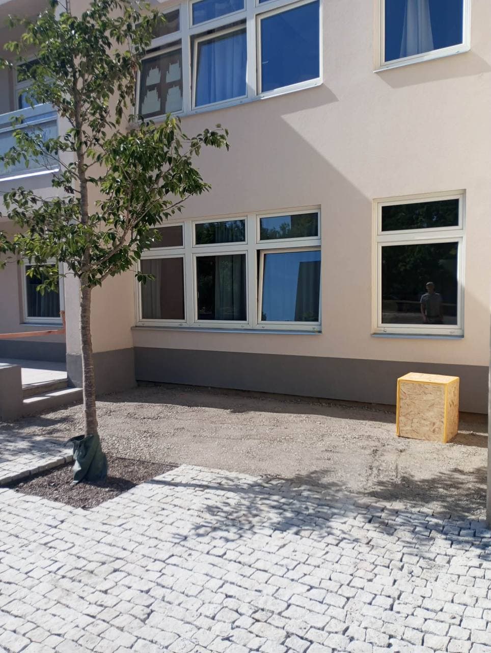 Dokončená fasáda a vstupní plocha školy.