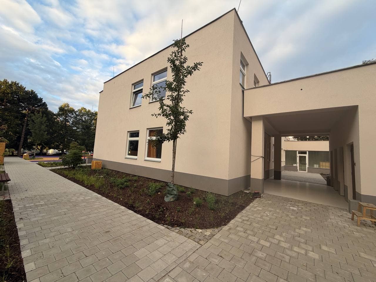 Dokončený hlavní vstup do školní budovy.