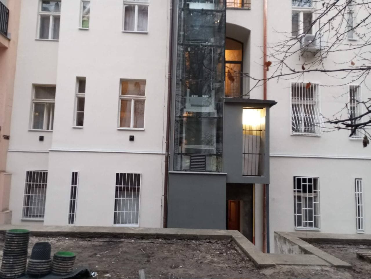 Dokončená spodní část fasády u vstupu do domu.